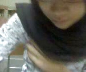 Cô rên rỉ và chạm vào cơ thể của mình cho người ses k che hâm mộ của mình