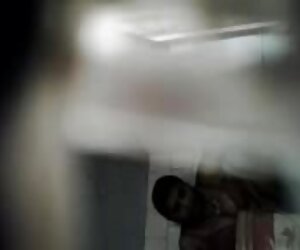 Ngồi lên, cô bé móng set kg che tay người yêu của mình